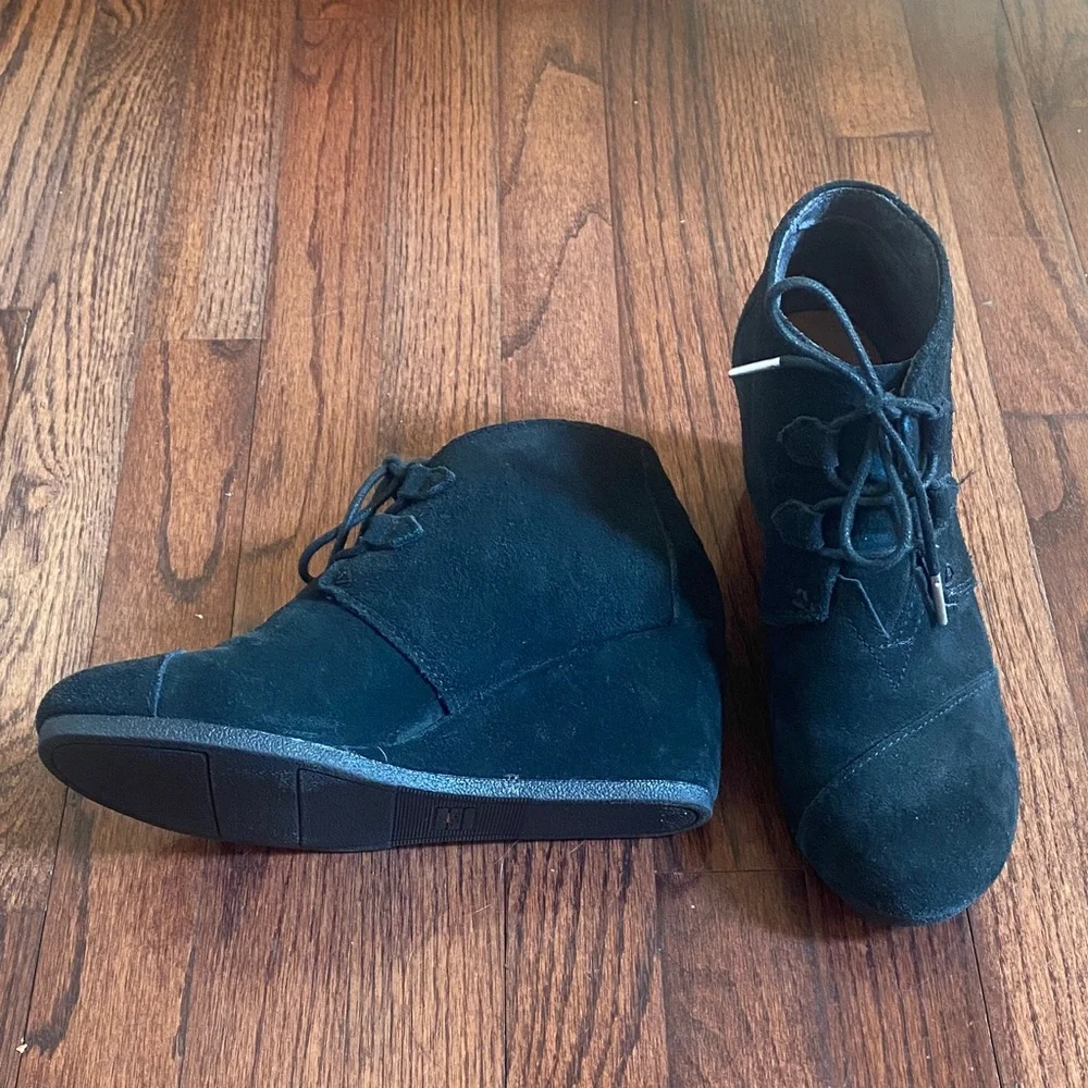 Toms Kaia Wedge Black Suede Booties - Picture 2 of 13